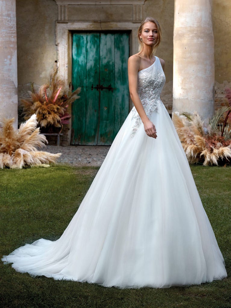 Tulle wedding dress with sleeveless bodice and sweetheart neckline. The embroidered lace creates a fabulous 3D effect, and the removable sleeves will look perfect during the ceremony.