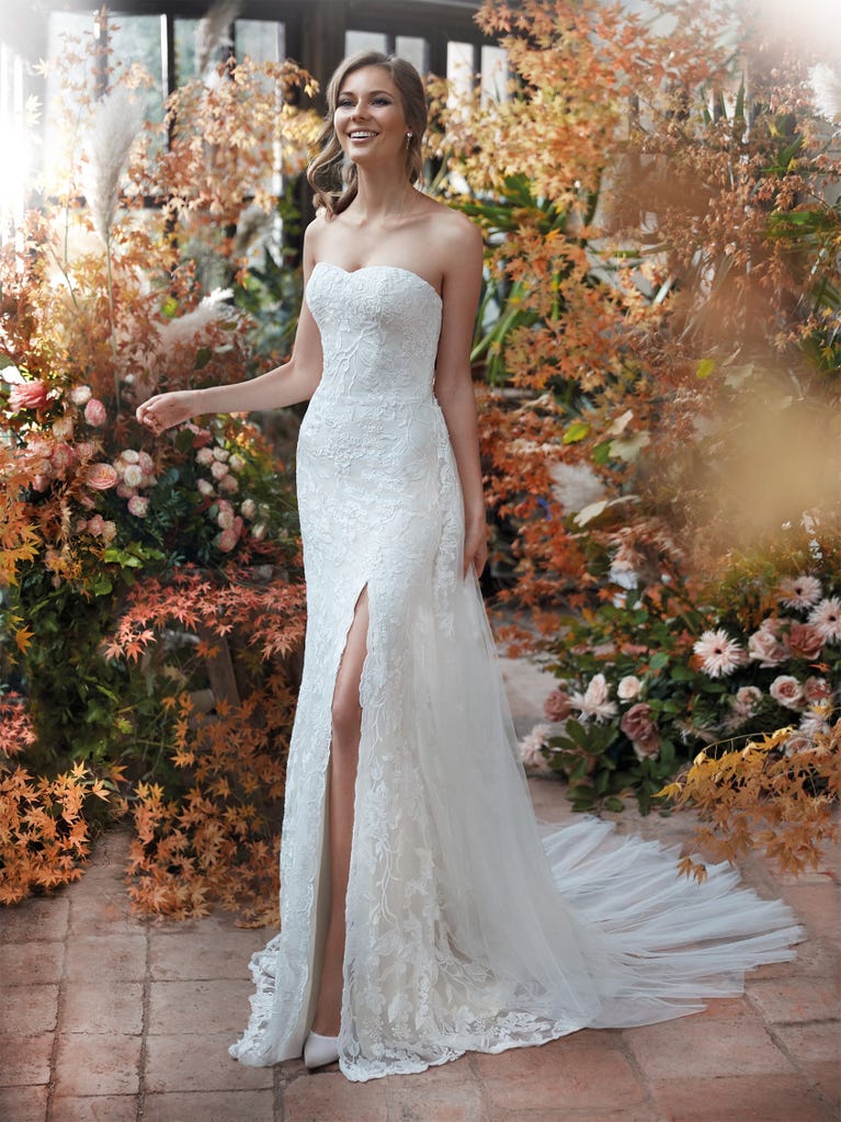 Sensual wedding dress crafted from organza, tulle, delicate embroidered allover lace and ivory sequins. Definitely for the bride who wishes to shine with elegance and uniqueness!