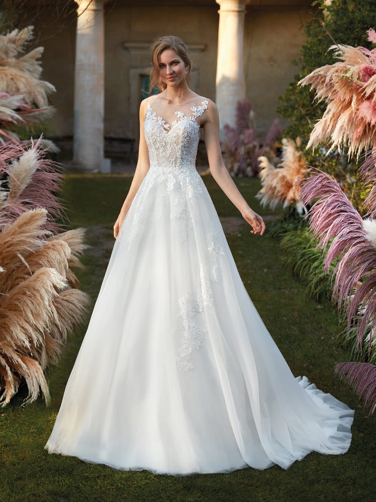 Tulle wedding dress with sleeveless bodice and sweetheart neckline. The embroidered lace creates a fabulous 3D effect, and the removable sleeves will look perfect during the ceremony.