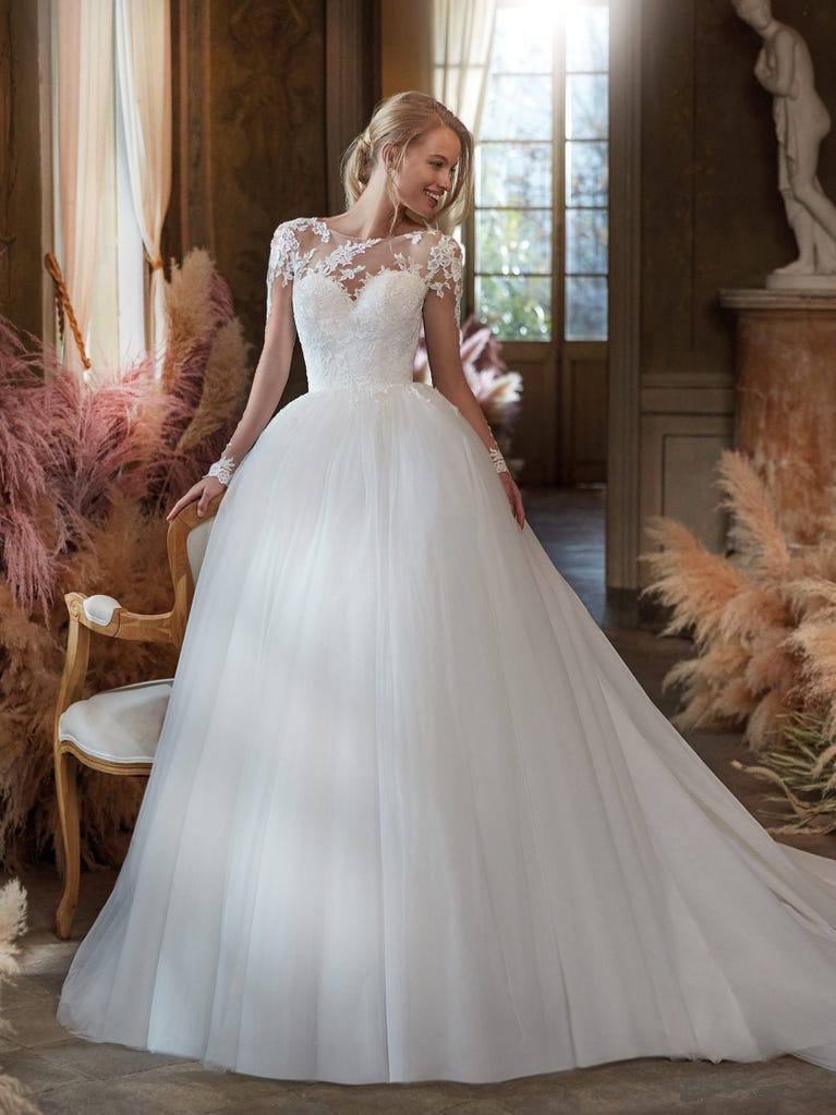 Tulle wedding dress with sleeveless bodice and sweetheart neckline. The embroidered lace creates a fabulous 3D effect, and the removable sleeves will look perfect during the ceremony.