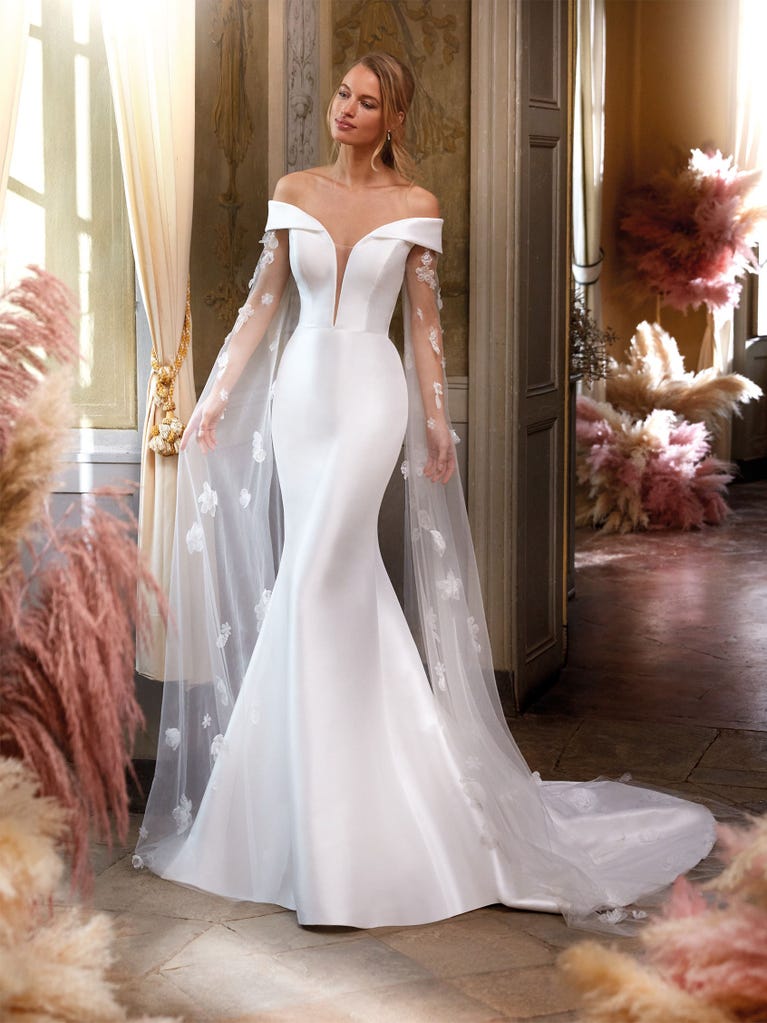 Charming mermaid dress in tulle and chantilly lace. The soft, tulle voile sleeves float like wings!