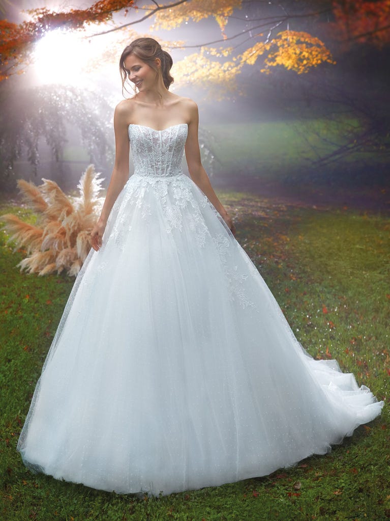 Tulle wedding dress with sleeveless bodice and sweetheart neckline. The embroidered lace creates a fabulous 3D effect, and the removable sleeves will look perfect during the ceremony.