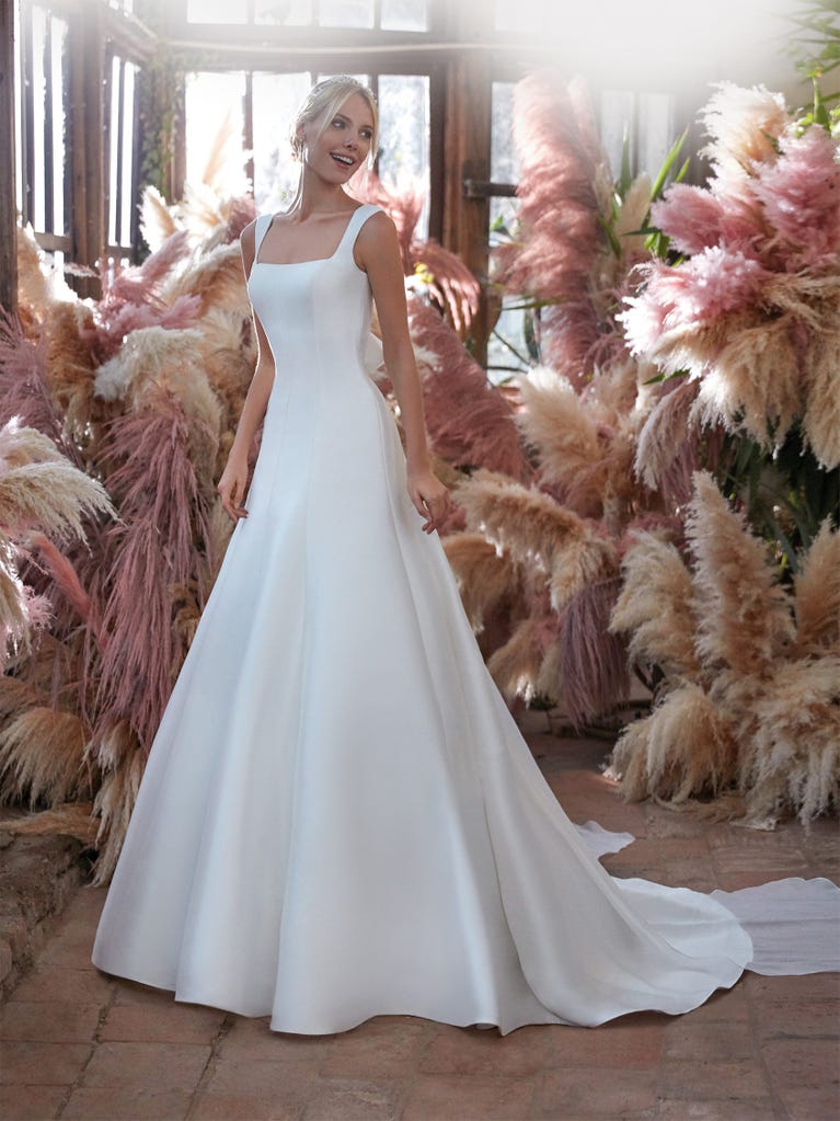 Charming mermaid dress in tulle and chantilly lace. The soft, tulle voile sleeves float like wings!