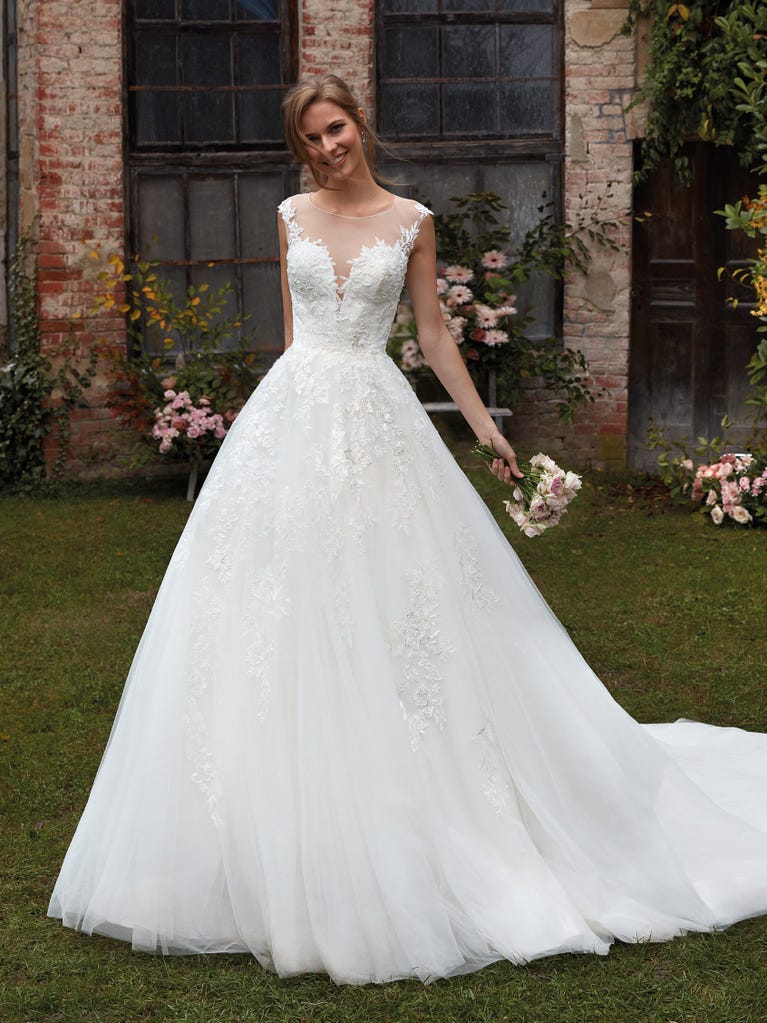 Tulle wedding dress with sleeveless bodice and sweetheart neckline. The embroidered lace creates a fabulous 3D effect, and the removable sleeves will look perfect during the ceremony.