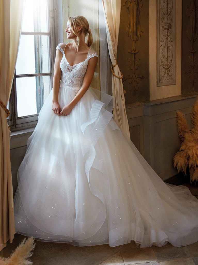 Sofisticado vestido en mikado con la sobrefalda más fabulosa en voile de tul y encaje macro. ¡La magia de la elegancia!