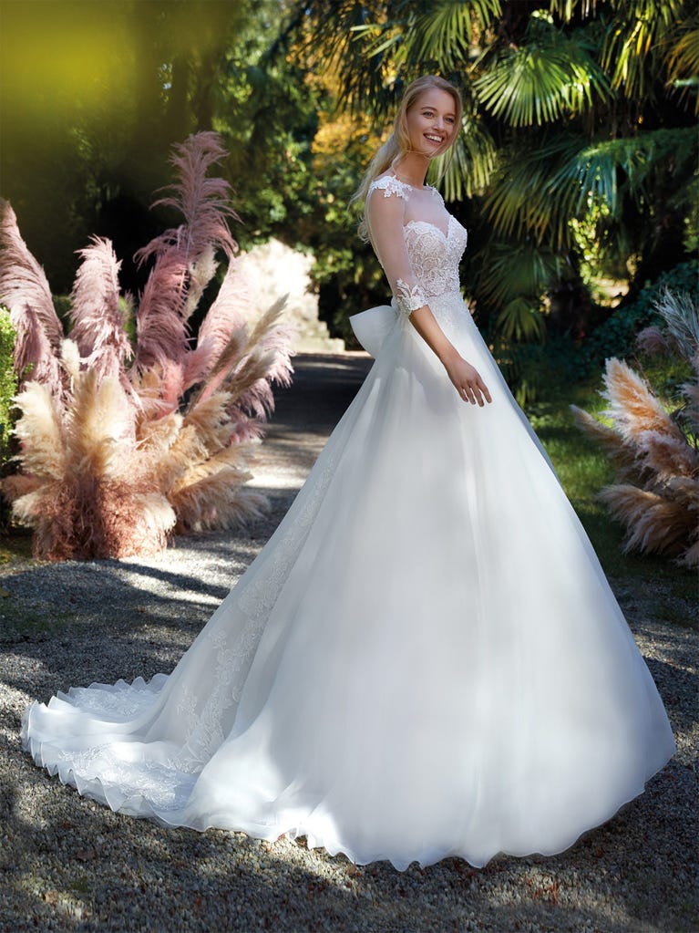 Tulle wedding dress with sleeveless bodice and sweetheart neckline. The embroidered lace creates a fabulous 3D effect, and the removable sleeves will look perfect during the ceremony.