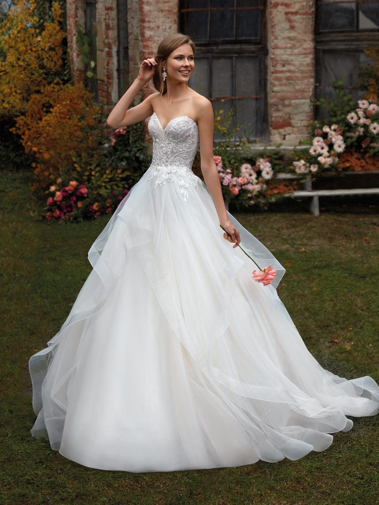 Sofisticado vestido en mikado con la sobrefalda más fabulosa en voile de tul y encaje macro. ¡La magia de la elegancia!