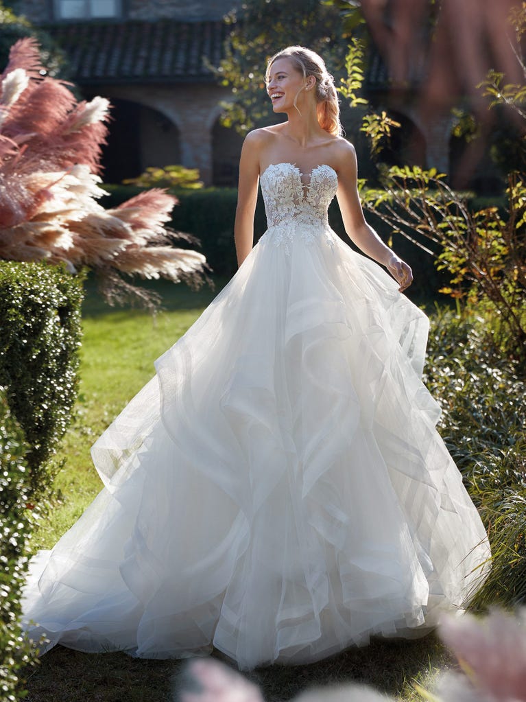 Sofisticado vestido en mikado con la sobrefalda más fabulosa en voile de tul y encaje macro. ¡La magia de la elegancia!