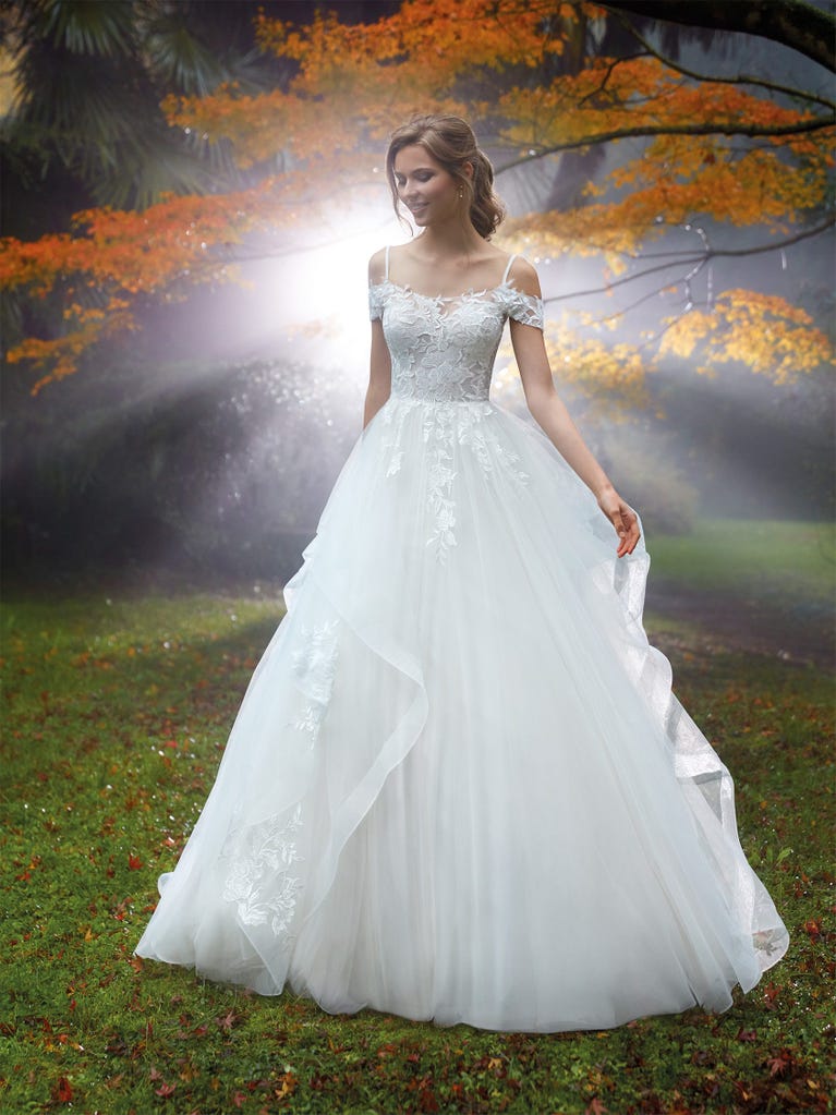 Sofisticado vestido en mikado con la sobrefalda más fabulosa en voile de tul y encaje macro. ¡La magia de la elegancia!