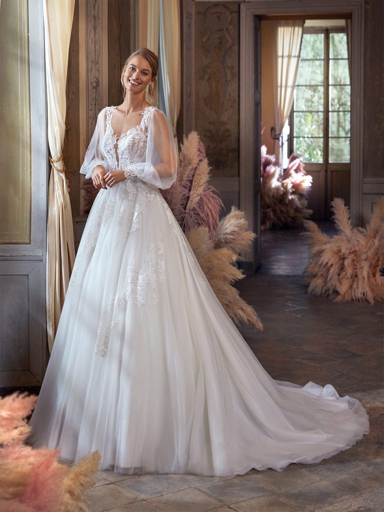 Tulle wedding dress with sleeveless bodice and sweetheart neckline. The embroidered lace creates a fabulous 3D effect, and the removable sleeves will look perfect during the ceremony.