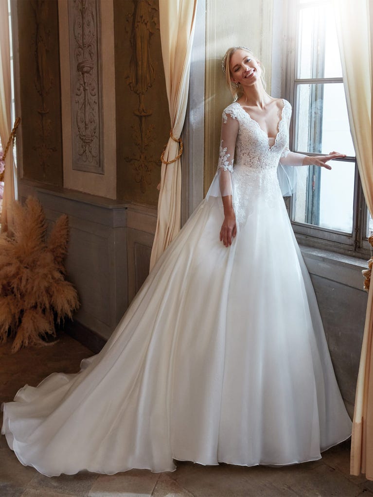 Tulle wedding dress with sleeveless bodice and sweetheart neckline. The embroidered lace creates a fabulous 3D effect, and the removable sleeves will look perfect during the ceremony.