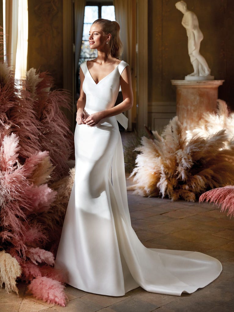 Charming mermaid dress in tulle and chantilly lace. The soft, tulle voile sleeves float like wings!