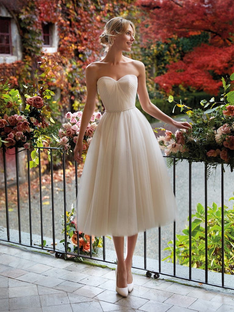 Tulle wedding dress with sleeveless bodice and sweetheart neckline. The embroidered lace creates a fabulous 3D effect, and the removable sleeves will look perfect during the ceremony.