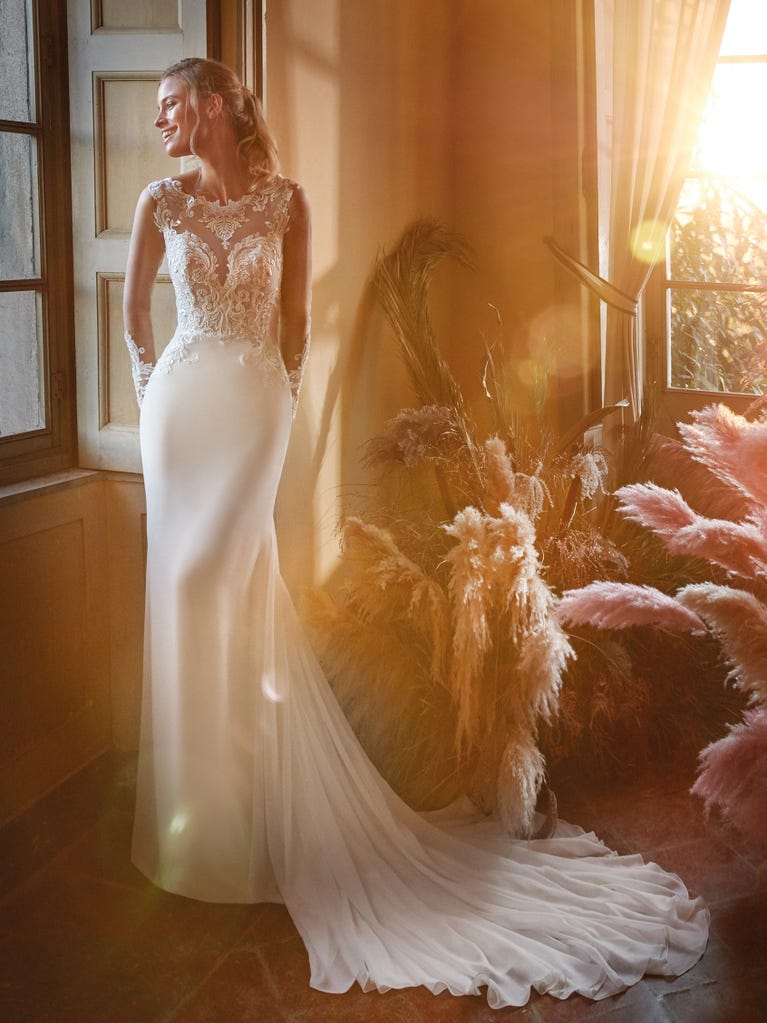 Sensual wedding dress crafted from organza, tulle, delicate embroidered allover lace and ivory sequins. Definitely for the bride who wishes to shine with elegance and uniqueness!