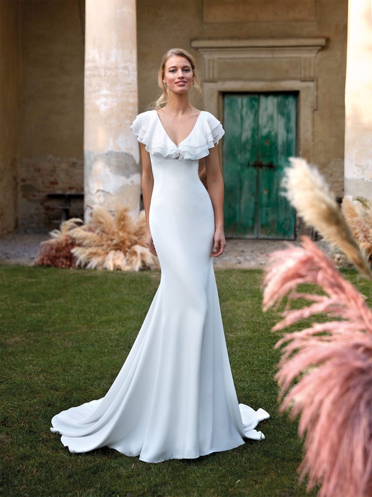 Charming mermaid dress in tulle and chantilly lace. The soft, tulle voile sleeves float like wings!