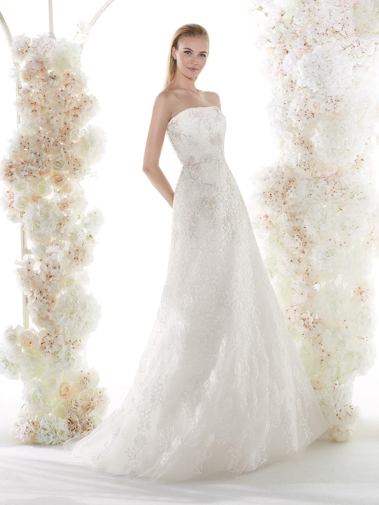 Charming mermaid dress in tulle and chantilly lace. The soft, tulle voile sleeves float like wings!