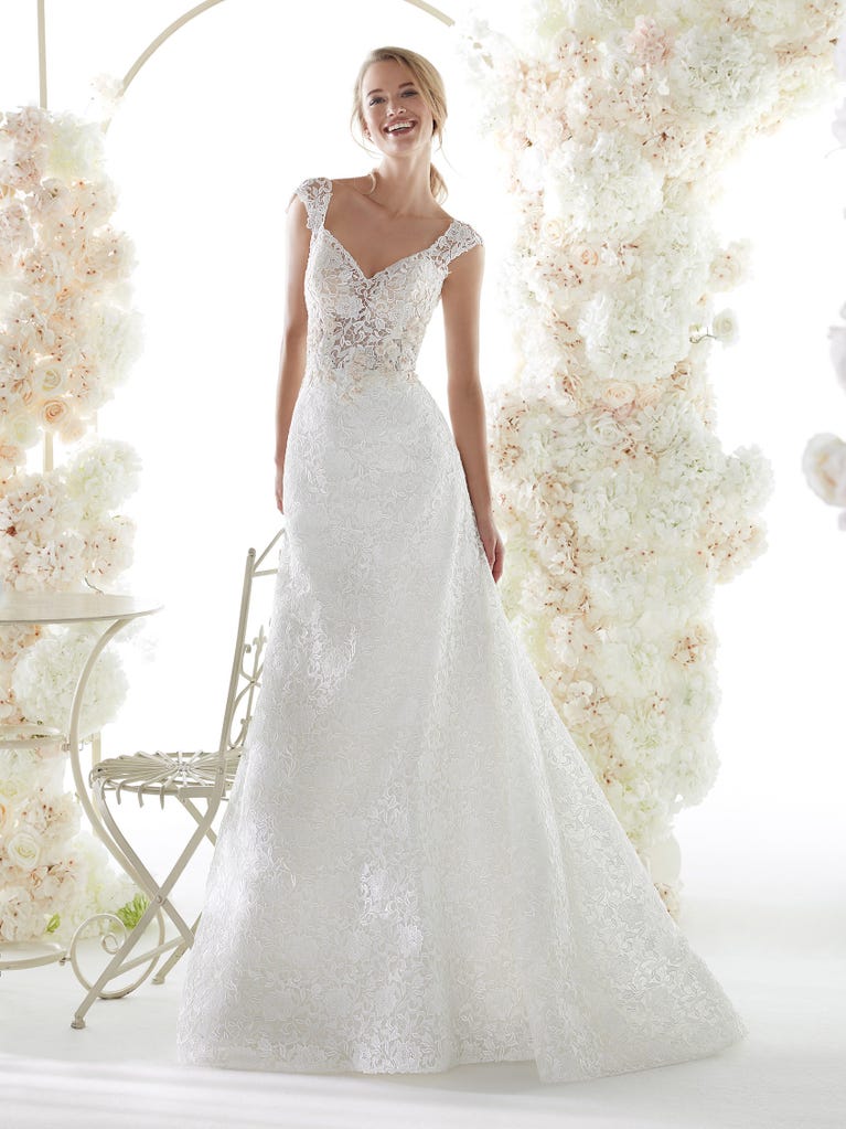 Charming mermaid dress in tulle and chantilly lace. The soft, tulle voile sleeves float like wings!