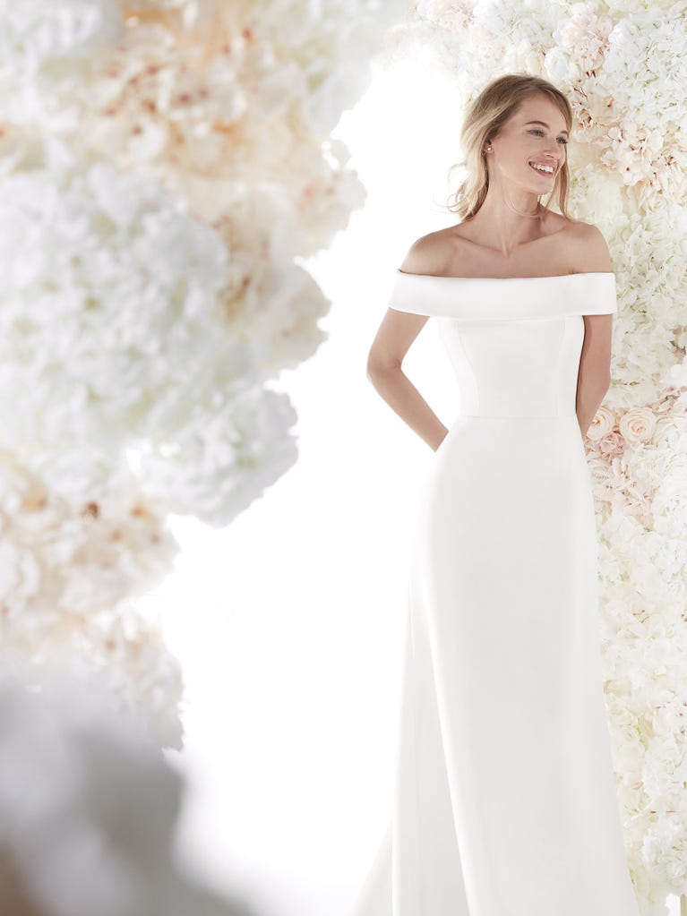 Charming mermaid dress in tulle and chantilly lace. The soft, tulle voile sleeves float like wings!
