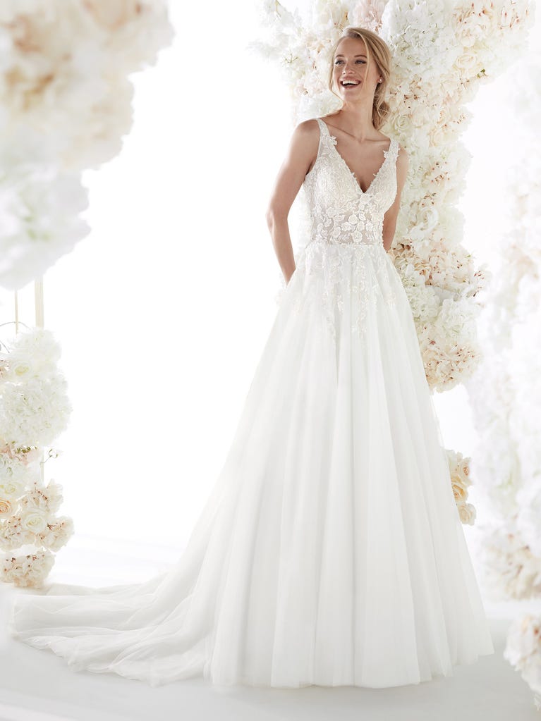 Charming mermaid dress in tulle and chantilly lace. The soft, tulle voile sleeves float like wings!