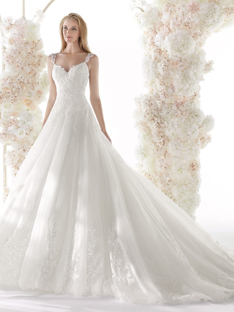 Charming mermaid dress in tulle and chantilly lace. The soft, tulle voile sleeves float like wings!