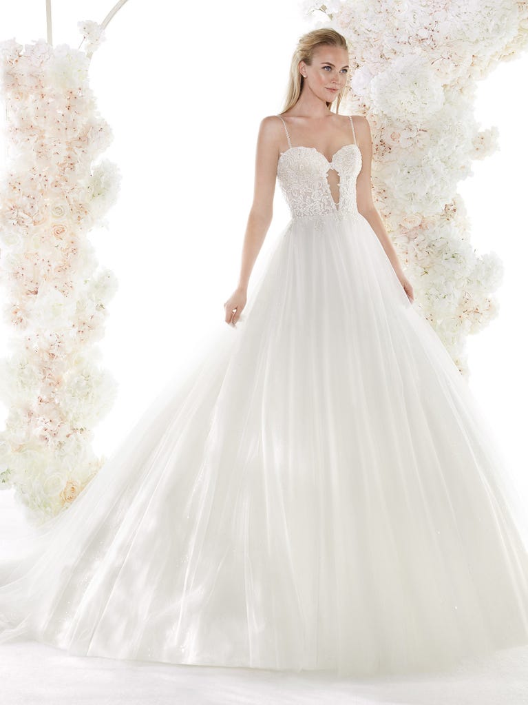 Charming mermaid dress in tulle and chantilly lace. The soft, tulle voile sleeves float like wings!