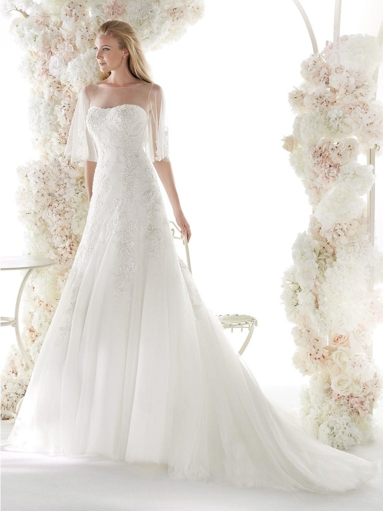 Charming mermaid dress in tulle and chantilly lace. The soft, tulle voile sleeves float like wings!