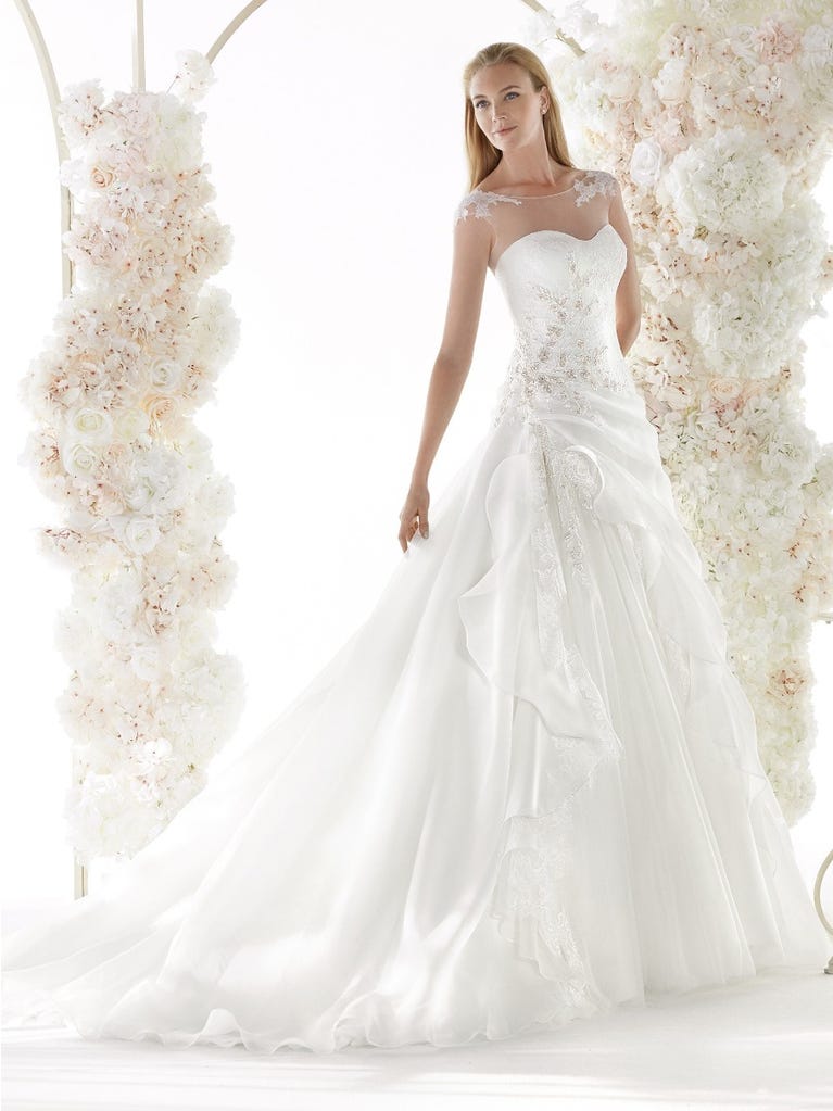 Charming mermaid dress in tulle and chantilly lace. The soft, tulle voile sleeves float like wings!