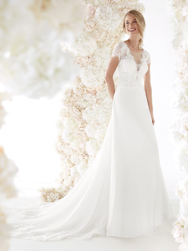 Charming mermaid dress in tulle and chantilly lace. The soft, tulle voile sleeves float like wings!