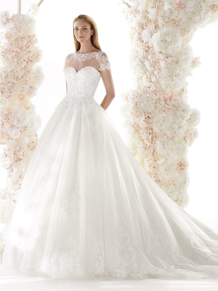 Charming mermaid dress in tulle and chantilly lace. The soft, tulle voile sleeves float like wings!