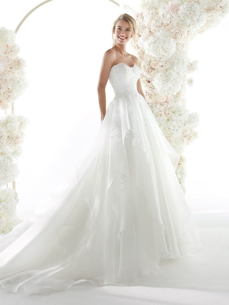 Charming mermaid dress in tulle and chantilly lace. The soft, tulle voile sleeves float like wings!