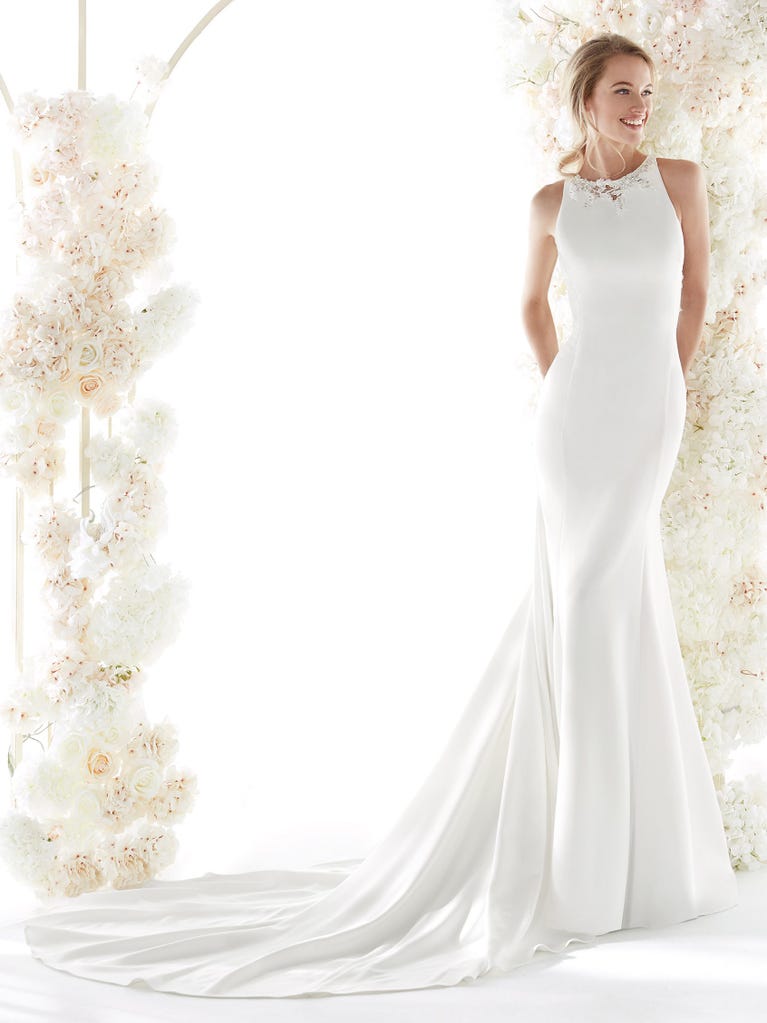 Charming mermaid dress in tulle and chantilly lace. The soft, tulle voile sleeves float like wings!