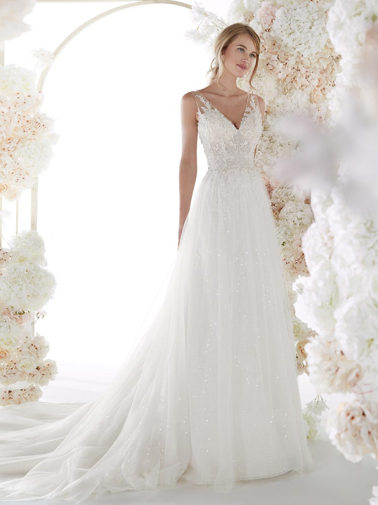 Charming mermaid dress in tulle and chantilly lace. The soft, tulle voile sleeves float like wings!