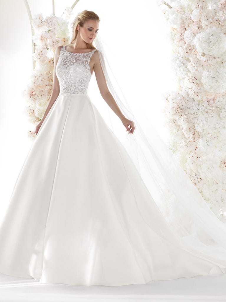 Charming mermaid dress in tulle and chantilly lace. The soft, tulle voile sleeves float like wings!