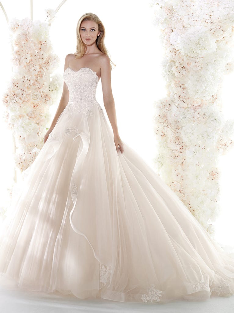 Charming mermaid dress in tulle and chantilly lace. The soft, tulle voile sleeves float like wings!