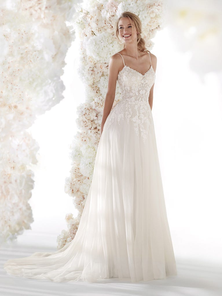 Charming mermaid dress in tulle and chantilly lace. The soft, tulle voile sleeves float like wings!