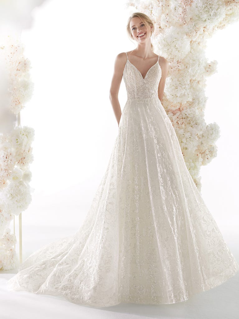 Charming mermaid dress in tulle and chantilly lace. The soft, tulle voile sleeves float like wings!
