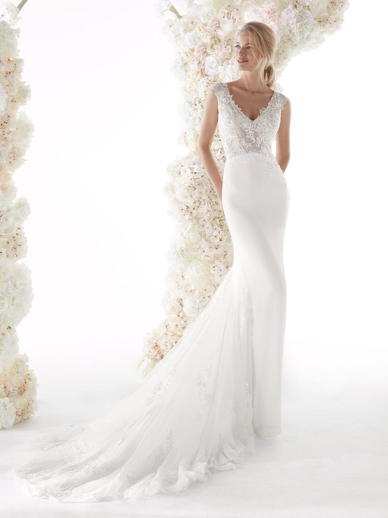 Charming mermaid dress in tulle and chantilly lace. The soft, tulle voile sleeves float like wings!