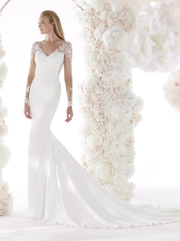 Charming mermaid dress in tulle and chantilly lace. The soft, tulle voile sleeves float like wings!