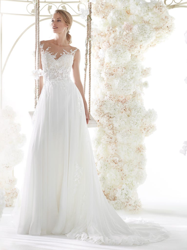 Charming mermaid dress in tulle and chantilly lace. The soft, tulle voile sleeves float like wings!
