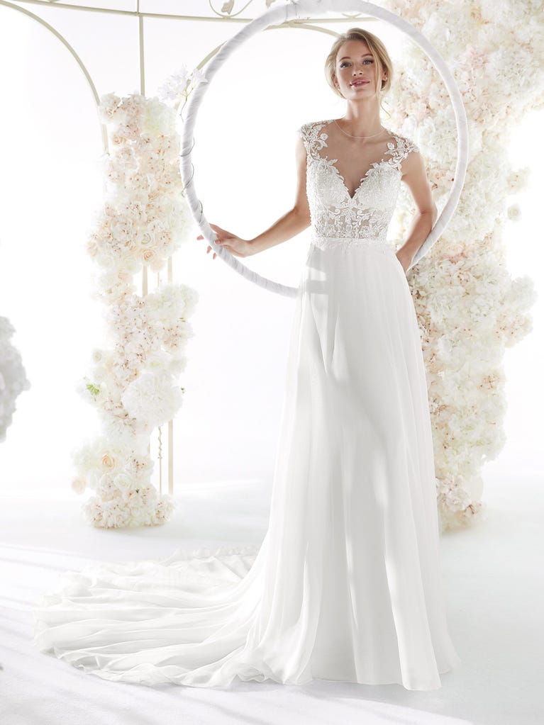 Charming mermaid dress in tulle and chantilly lace. The soft, tulle voile sleeves float like wings!