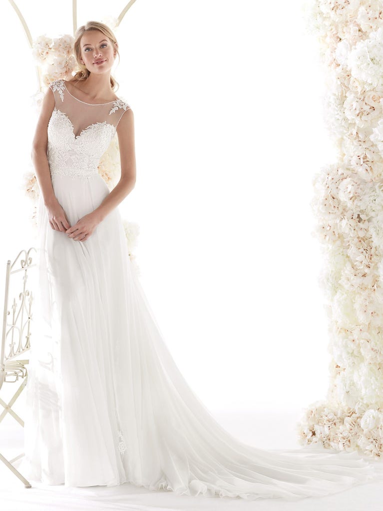 Charming mermaid dress in tulle and chantilly lace. The soft, tulle voile sleeves float like wings!