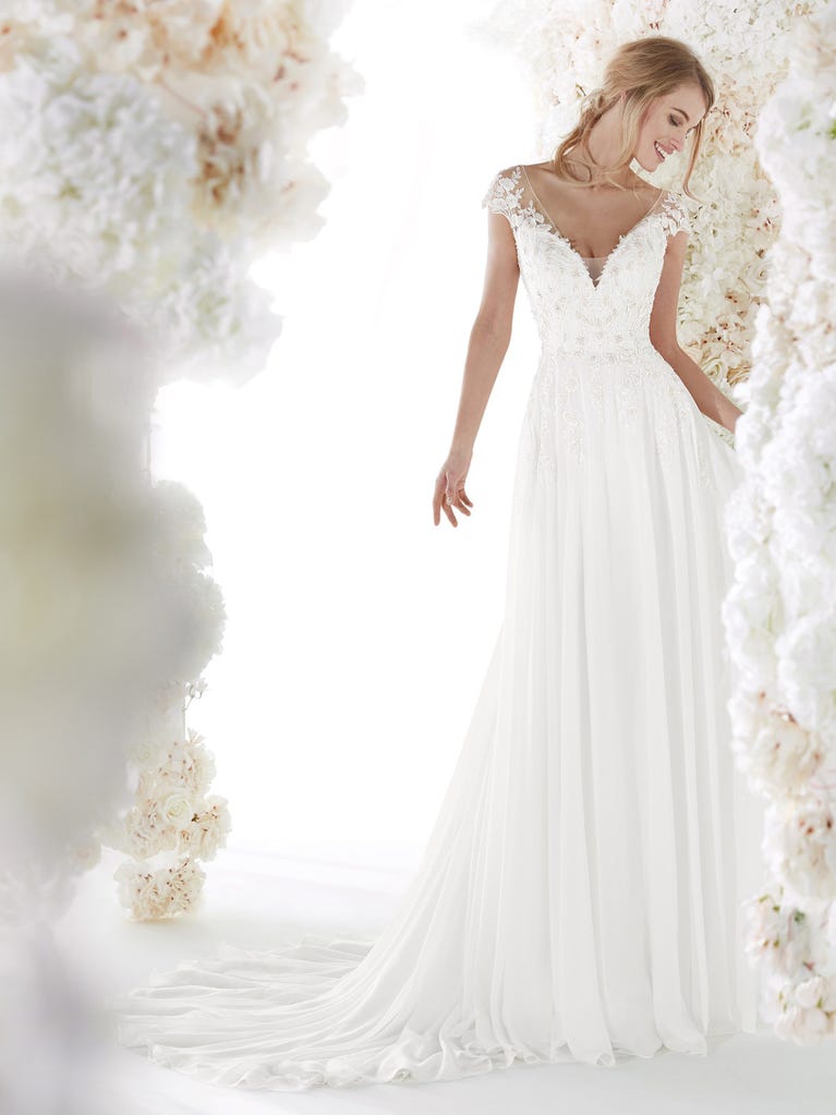 Charming mermaid dress in tulle and chantilly lace. The soft, tulle voile sleeves float like wings!