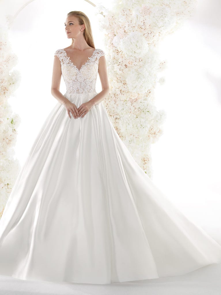 Charming mermaid dress in tulle and chantilly lace. The soft, tulle voile sleeves float like wings!