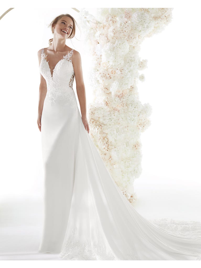 Charming mermaid dress in tulle and chantilly lace. The soft, tulle voile sleeves float like wings!