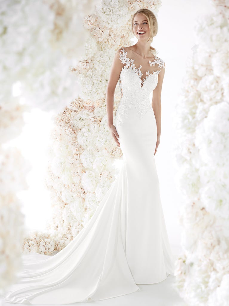 Charming mermaid dress in tulle and chantilly lace. The soft, tulle voile sleeves float like wings!
