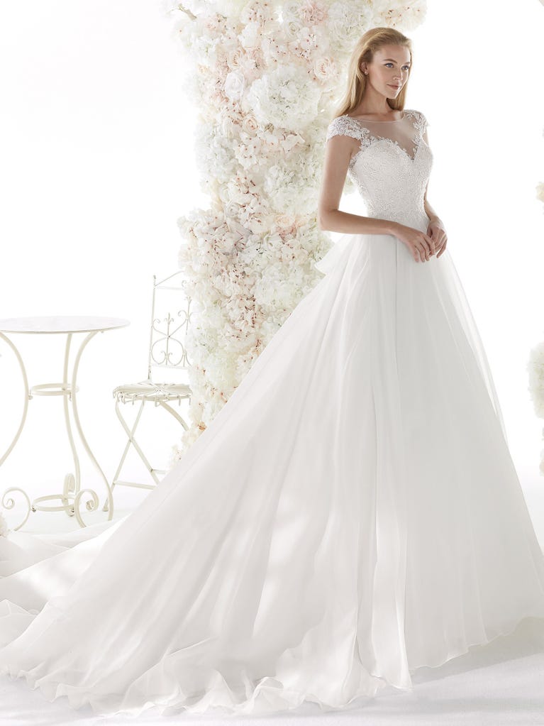 Charming mermaid dress in tulle and chantilly lace. The soft, tulle voile sleeves float like wings!