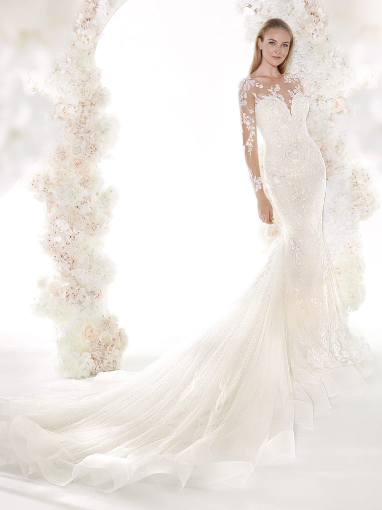 Charming mermaid dress in tulle and chantilly lace. The soft, tulle voile sleeves float like wings!