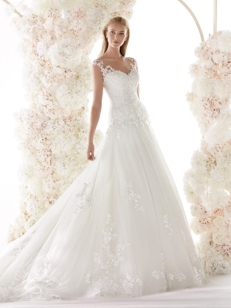 Charming mermaid dress in tulle and chantilly lace. The soft, tulle voile sleeves float like wings!
