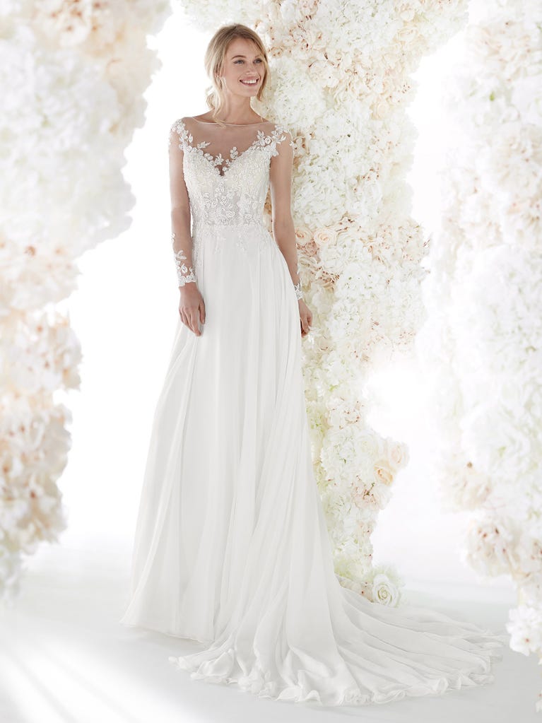 Charming mermaid dress in tulle and chantilly lace. The soft, tulle voile sleeves float like wings!