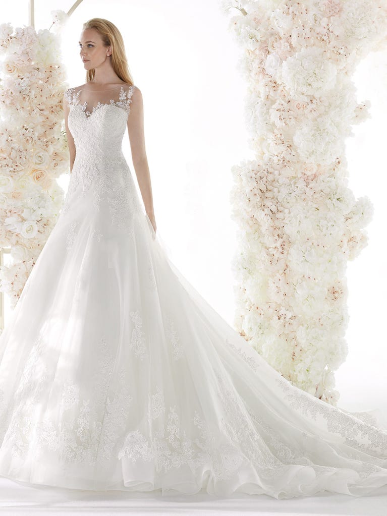 Charming mermaid dress in tulle and chantilly lace. The soft, tulle voile sleeves float like wings!
